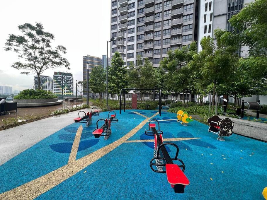 Apartment Klcc Pavillion Sunway Velocity Mrt Lrt 11 Pax *