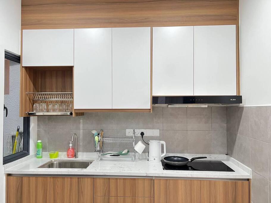 Klcc Pavillion Sunway Velocity Mrt Lrt 11 Pax Apartment